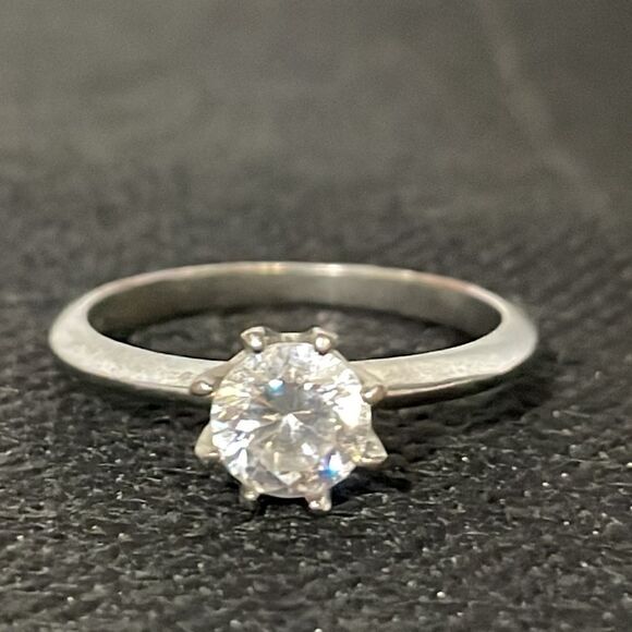 Large ring with a white gem - Picture 1 of 7